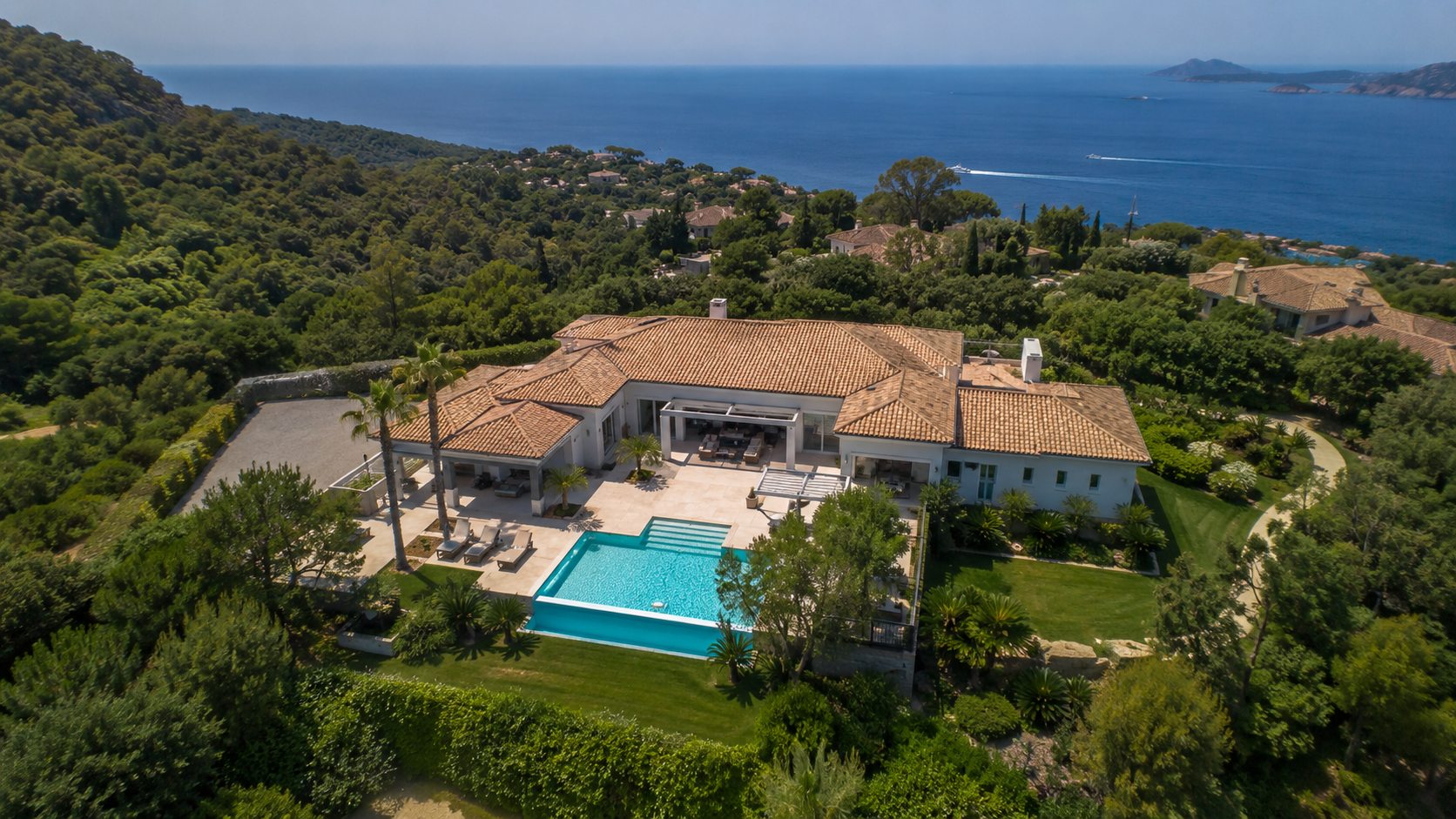 Villa de luxe avec piscine et vue mer — captation immobilière par drone