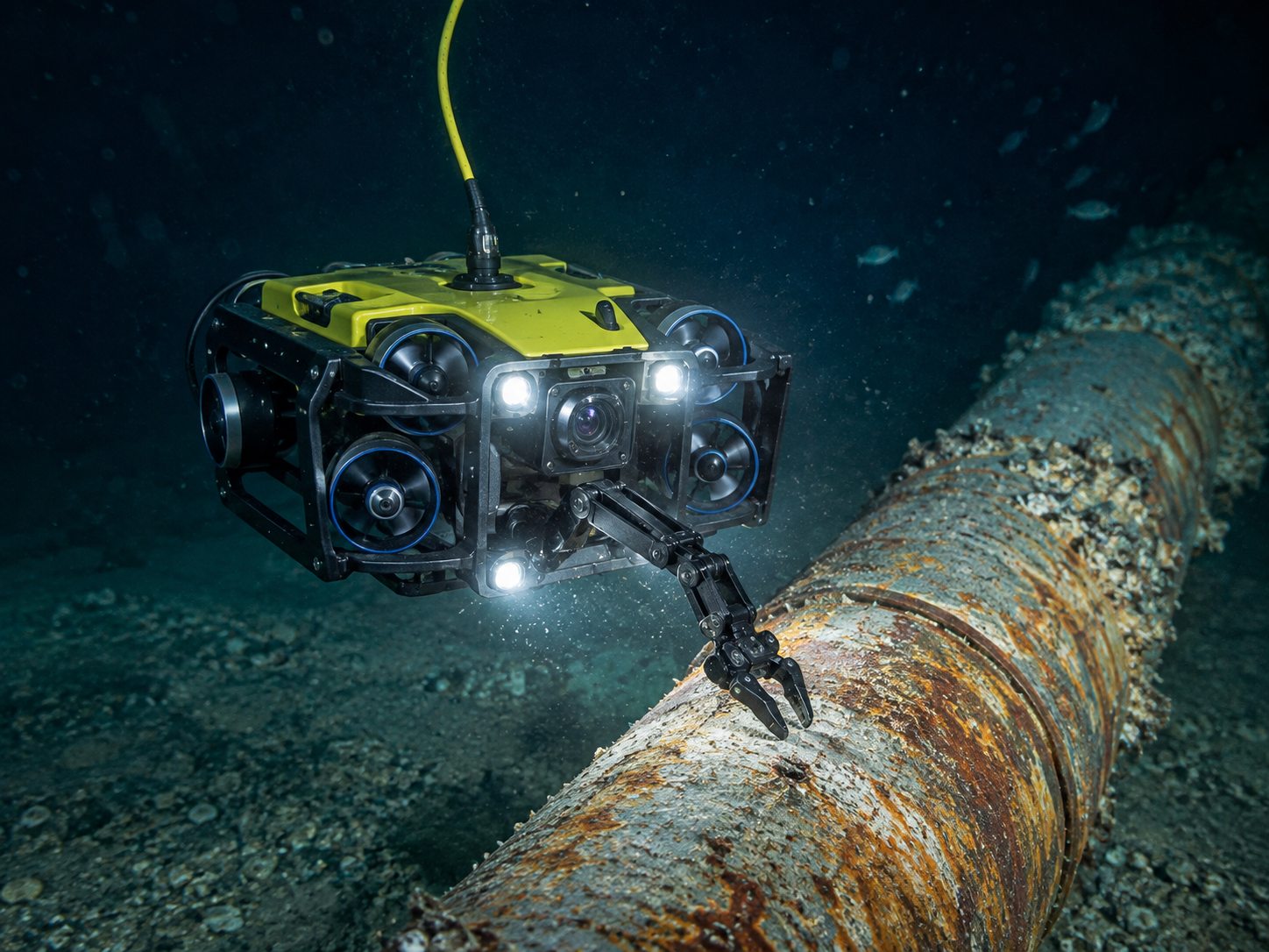 Drone sous-marin (ROV) Ingefly en inspection de pipeline immergé — bras robotisé et caméra HD